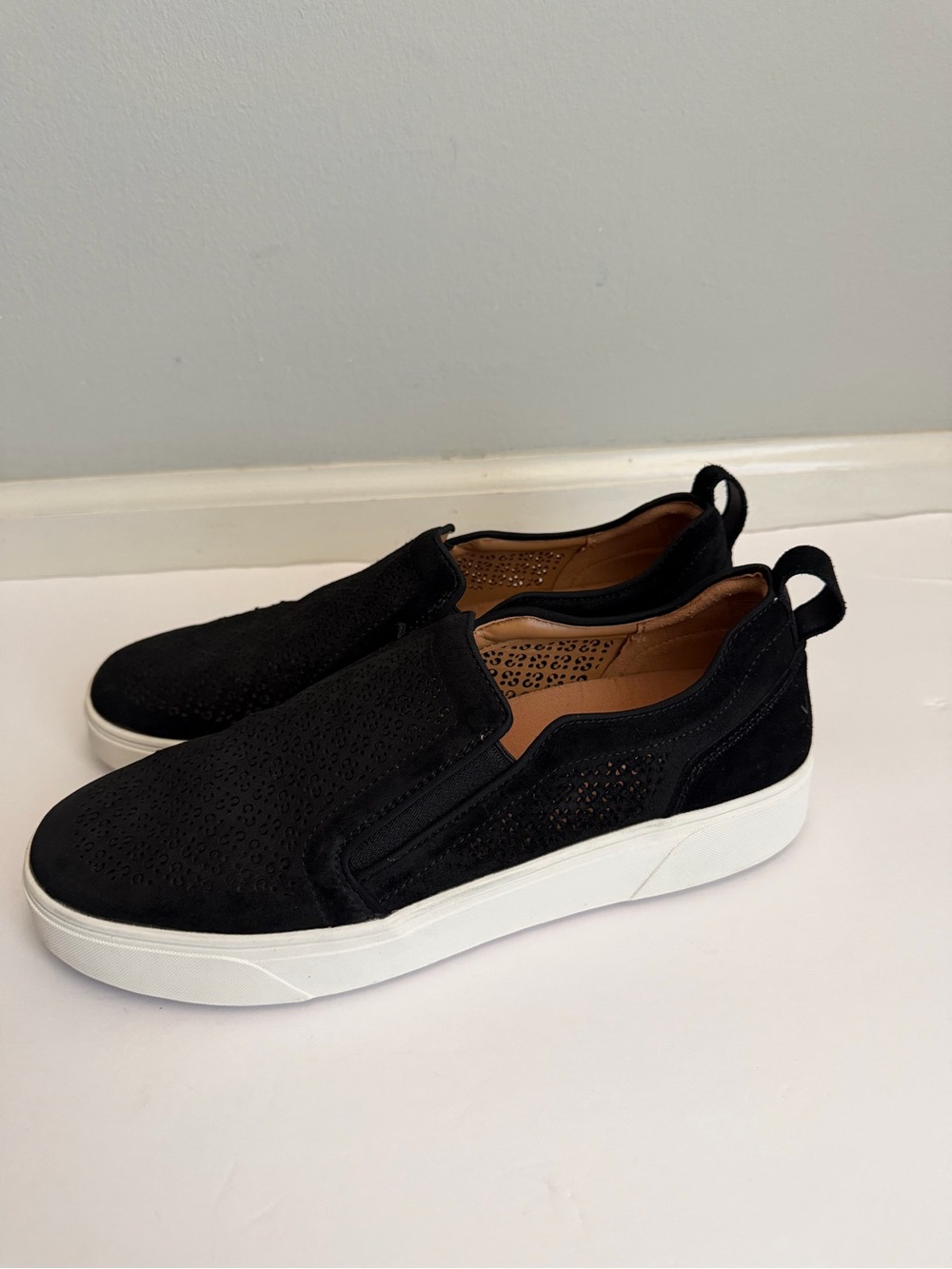 Vionic Kimmie Perf Women’s Slip On Sneakers Perforated Suede Black Sz 11